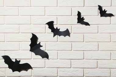 Arka plan Halloween Kağıt yarasalar üzerinde beyaz tuğla duvar