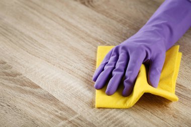 Mutfak masası temizlik eldiveni el