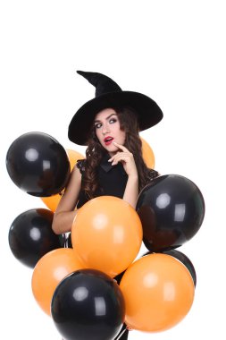 Genç kadın beyaz arka plan üzerinde izole balonlu halloween kılık