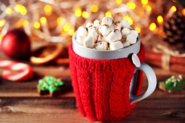 Kapuçino hatmi ahşap masa üzerinde kupa ile