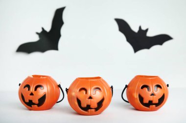 Cadılar Bayramı kova ile kağıt yarasalar gri arka plan üzerinde