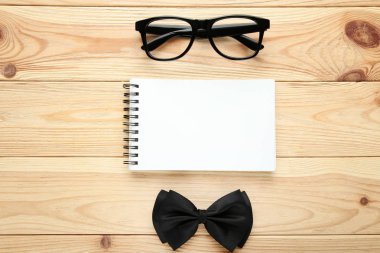 Boş sayfaya gözlük ve Papyon. Patron gün kavramı