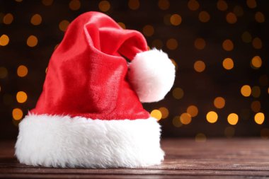 Santa claus şapka bokeh ışıklar arka plan üzerinde
