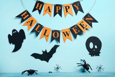 Kağıt halloween süslemeleri ile mavi arka plan örümcekler