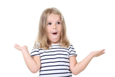 Beyaz arka plan üzerinde izole moda giysileri duygusal kızı