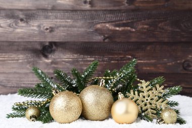 köknar ahşap arka plan ağaç dalları ile Noel süsleri