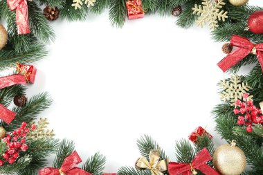 Beyaz arkaplanda köknar ağacı dalları olan Noel süslemeleri