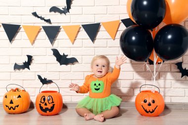 İçinde kabak kovalar ve balonlar ile halloween kılık kız bebek