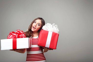 Hediye kutusu gri arka plan üzerinde olan kadın