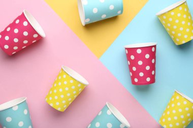 Kağıt bardak renkli arka plan üzerinde