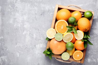 Narenciye içinde tepsi ahşap tablo