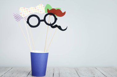 Parti Kupası gri arka plan üzerinde kağıt booth aksesuarlar