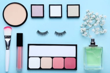 Makyaj kozmetik nane arka plan üzerinde parfüm şişe ve eustoma çiçekli