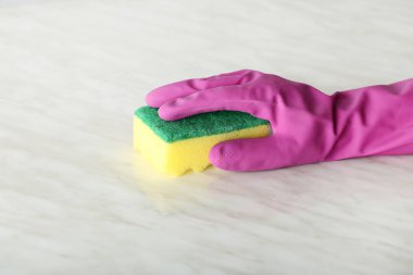 Mutfak masası temizlik eldiveni el