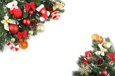 Beyaz arka plan üzerinde baubles ile Noel köknar ağacı dalları