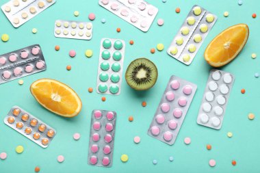 Olgunlaşmış meyve ve nane arka plan üzerinde renkli hapları