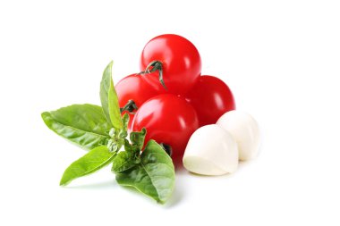Mozzarella peyniri, domates ve fesleğen yaprakları üzerinde izole beyaz arka plan