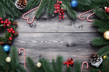 Noel süslemeleri ile şekerler ahşap tablo