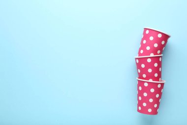 Mavi arka plan üzerinde pembe kağıt bardak