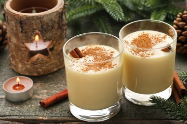 Eggnog gözlük ile cinamon ahşap tablo