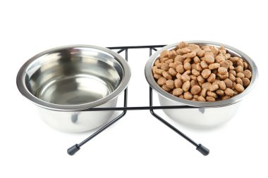 Kedi maması ve su kase üzerinde izole beyaz arka plan