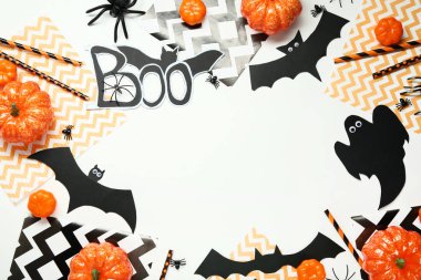 Halloween Kağıt süslemeleri ile beyaz zemin üzerine kabaklar