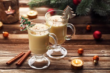 Eggnog gözlük ile gingerbread çerezleri ahşap tablo