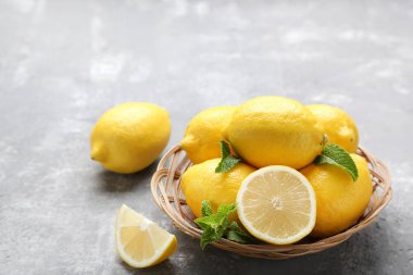 Sepette gri ahşap masa üzerinde olgunlaşmış limon