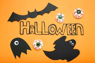 Kağıt halloween süslemeleri turuncu zemin üzerine