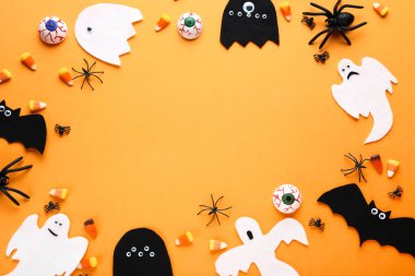 Cadılar Bayramı şekerleri turuncu zemin üzerine süslemeleri ile