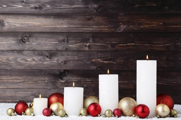 Белые Рождественские Свечи Красочными Безделушками Деревянном Фоне — стоковое фото