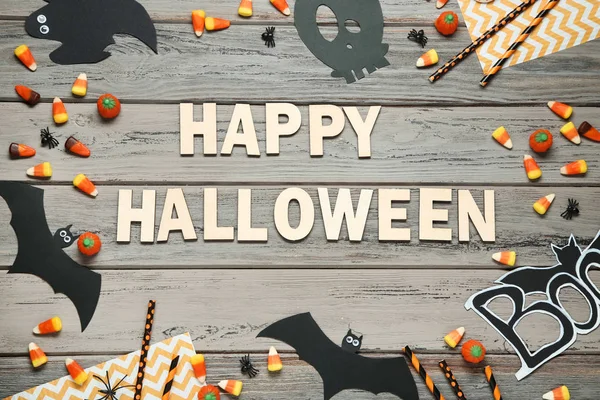 Halloween Snoepjes Met Papier Decoraties Houten Tafel — Stockfoto