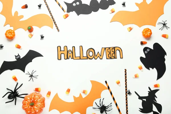 Cukierki Halloween Napis Ozdoby Papier Biały Drewniany Stół — Zdjęcie stockowe