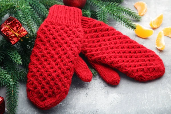 Stickade Röda Handskar Med Fir Trädgrenar Och Mandariner Träbord — Stockfoto