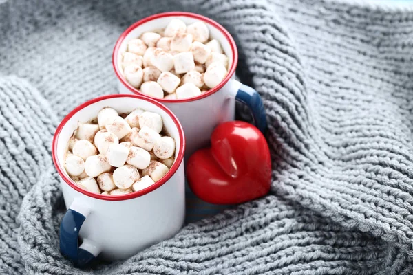 Cappuccino Mit Marshmallows Tassen Rotem Herz Und Strickschal — Stockfoto