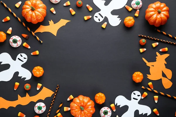 黒い背景に張りぼてとハロウィンのお菓子 — ストック写真