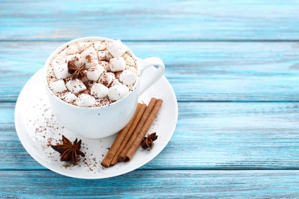 Cappuccino Mit Marshmallows Zimt Und Sternanis Auf Blauem Holztisch — Stockfoto
