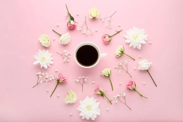 Flores Con Taza Café Sobre Fondo Rosa — Foto de Stock