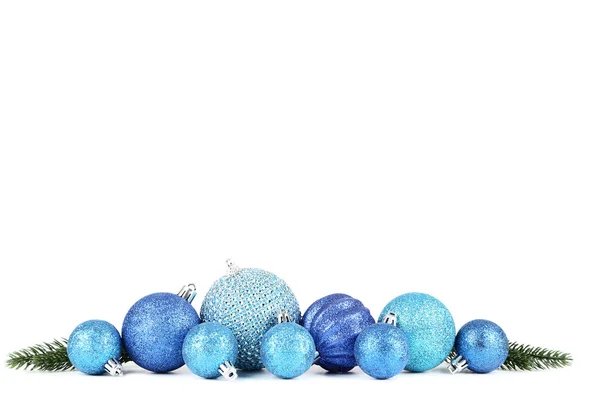 Blauwe Kerstballen Met Fir Tree Takken Geïsoleerd Witte Achtergrond — Stockfoto