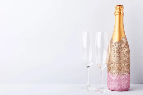 Decorated Champagne Bottle Glasses Grey Background — Stock Photo, Image