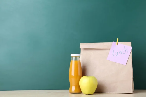 Schulessen Papiertüte Auf Kreidegrund — Stockfoto