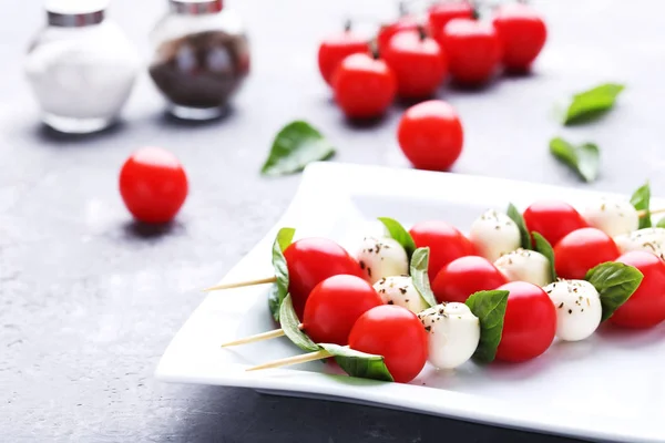 Stokken Met Mozzarella Tomaten Basilicum Blaadjes Grijs Houten Tafel — Stockfoto