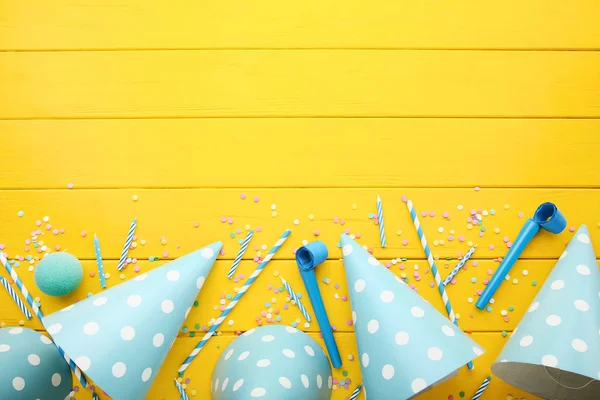 Verjaardag Papier Caps Met Blazers Rietjes Gele Houten Tafel — Stockfoto