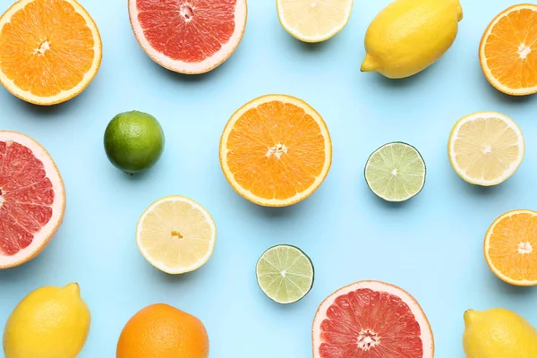 青の背景に全体と半減の柑橘系の果物 — ストック写真