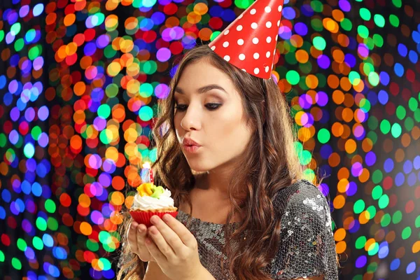 Mujer Joven Gorra Con Cupcake Sobre Fondo Luces —  Fotos de Stock