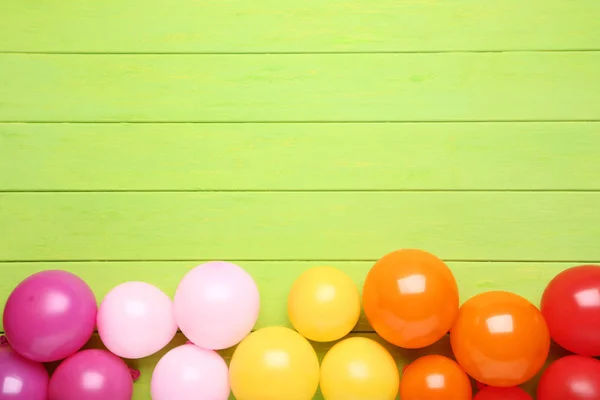 Balões Coloridos Mesa Madeira Verde — Fotografia de Stock