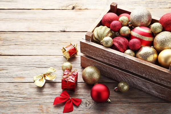 Rode Gouden Kerstballen Houten Kist — Stockfoto