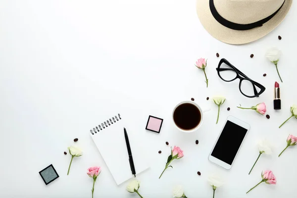 Flores Rosa Com Xícara Café Cosméticos Maquiagem Fundo Branco — Fotografia de Stock