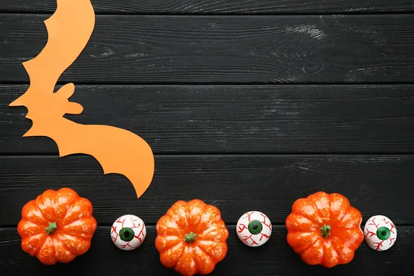 Turuncu Halloween Pumpkins Kağıt Yarasa Gözleri Ahşap Tablo — Stok fotoğraf