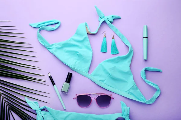 Maillot Bain Avec Feuille Palme Cosmétiques Sur Fond Violet — Photo